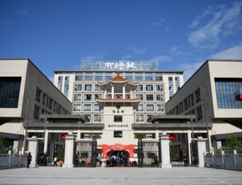 通用舞臺(tái)吊桿高標(biāo)準(zhǔn)承接廣州市培英中學(xué)報(bào)告廳項(xiàng)目，大屏幕顯示系統(tǒng)、音頻擴(kuò)聲系統(tǒng)、燈光系統(tǒng)、舞臺(tái)吊桿及機(jī)械等多系統(tǒng)相互協(xié)作
