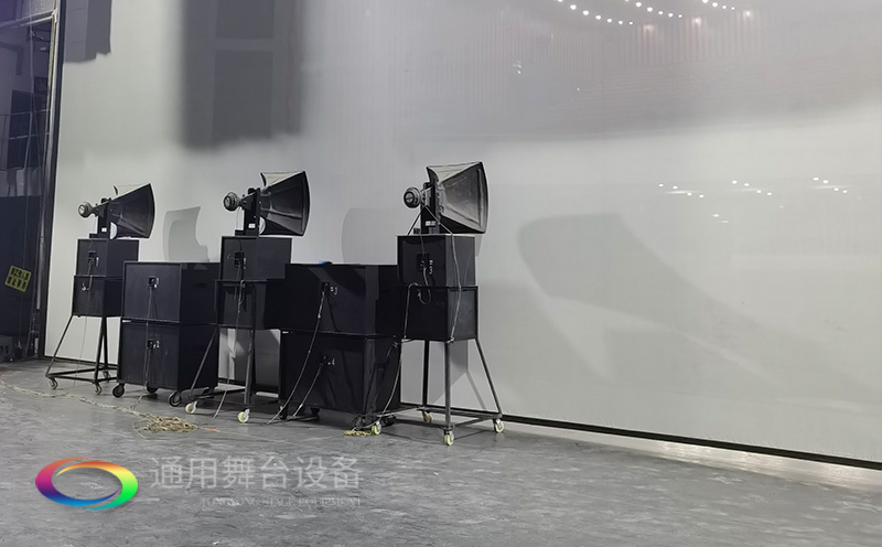 通用舞臺承建：南京曉莊學(xué)院報(bào)告廳舞臺項(xiàng)目（舞臺音響、舞臺燈光吊桿、舞臺幕布等）