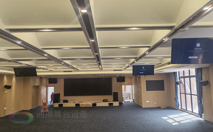 科技賦能，匠心筑造 通用舞臺(tái)承建南京某學(xué)院報(bào)告廳即將圓滿交付，打造現(xiàn)代化多功能學(xué)術(shù)殿堂